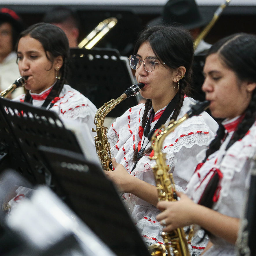 Jóvenes intérpretes tocando saxofón en una agrupación musical