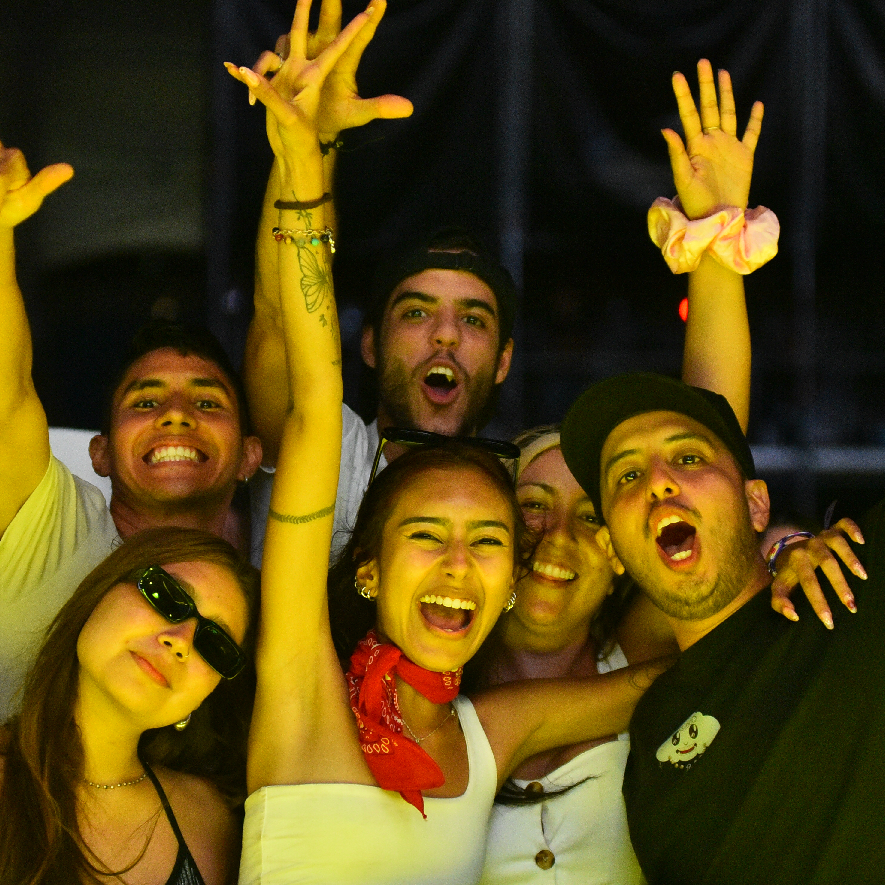 Jóvenes celebrando durante una actividad cultural