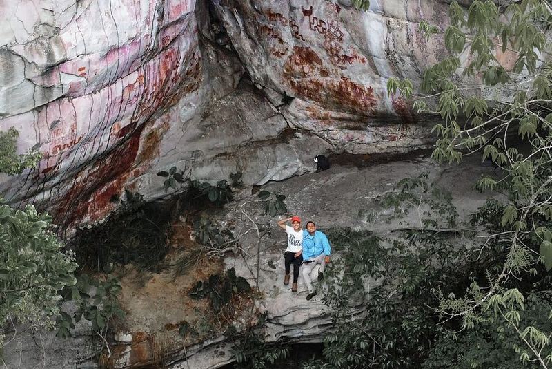 Escala humana ante la roca