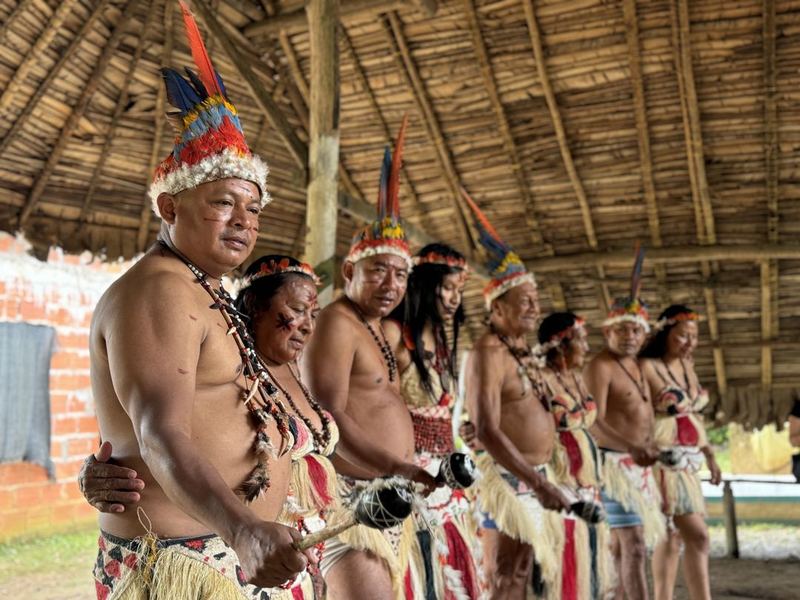 Plumas y pintura para honrar la tradición