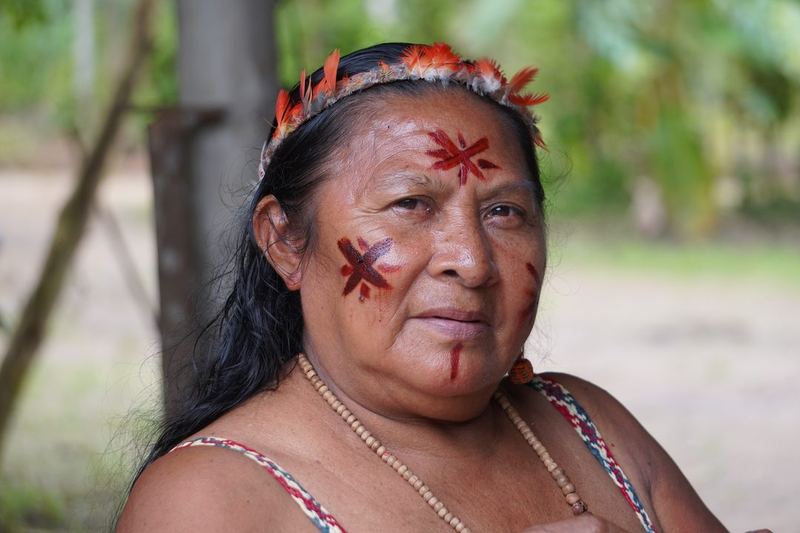 Mujer indígena con pintura facial ancestral