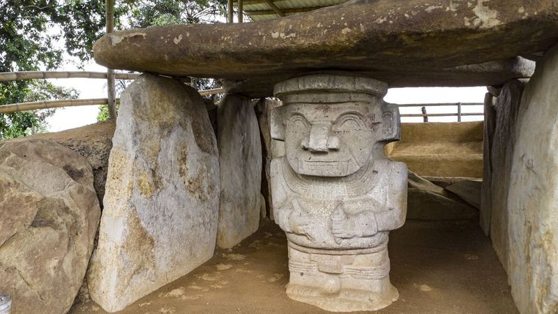 Estatuaria del Alto de los Ídolos, Isnos