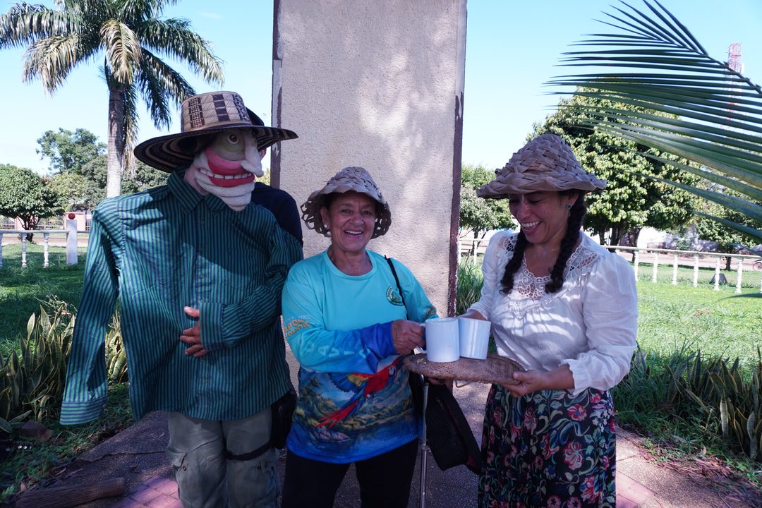 Actores de teatro comunitario en el parque central de San José del Guaviare