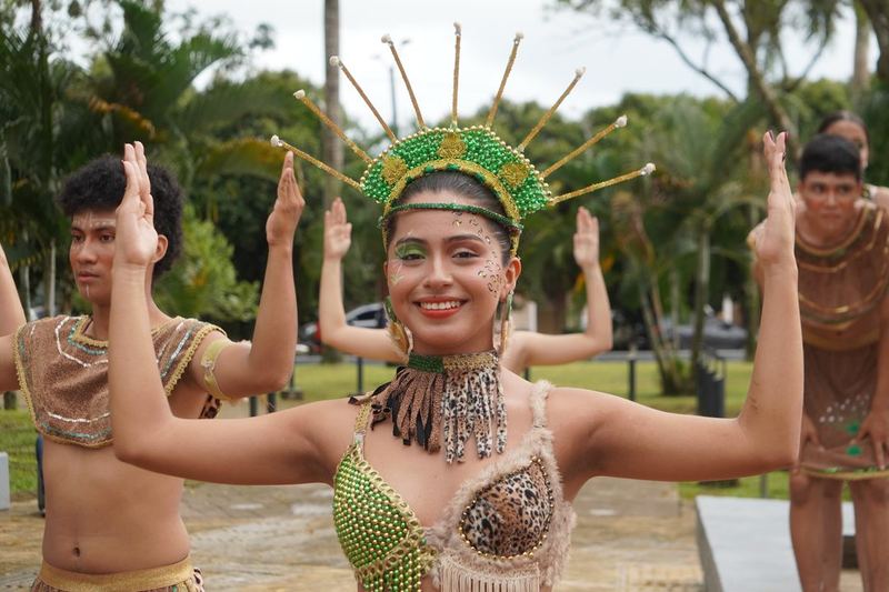 Bailarina principal con tocado tradicional del Guaviare