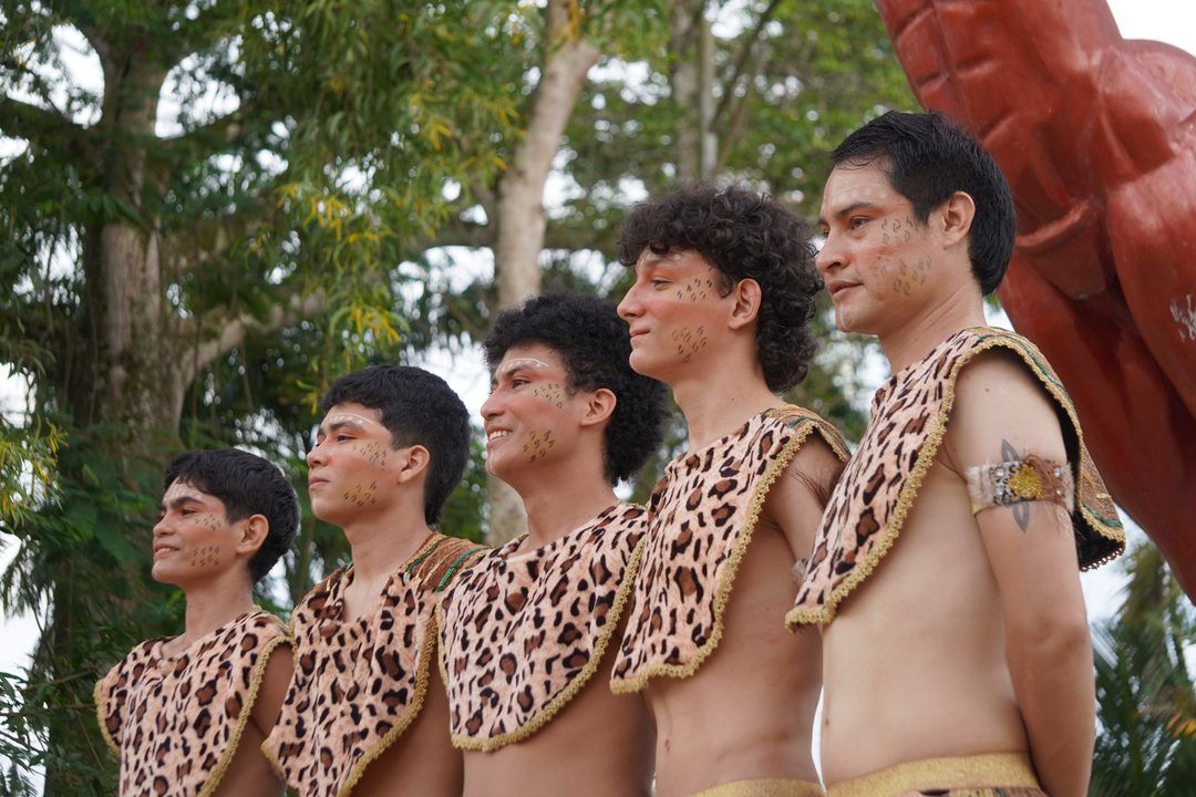 Bailarines en traje ancestral en el parque central de San José del Guaviare