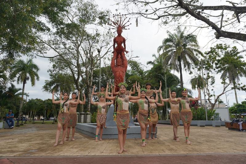 Grupo de danza tradicional en el parque central de San José del Guaviare