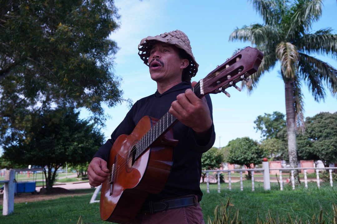 Músico interpreta la guitarra en el parque central