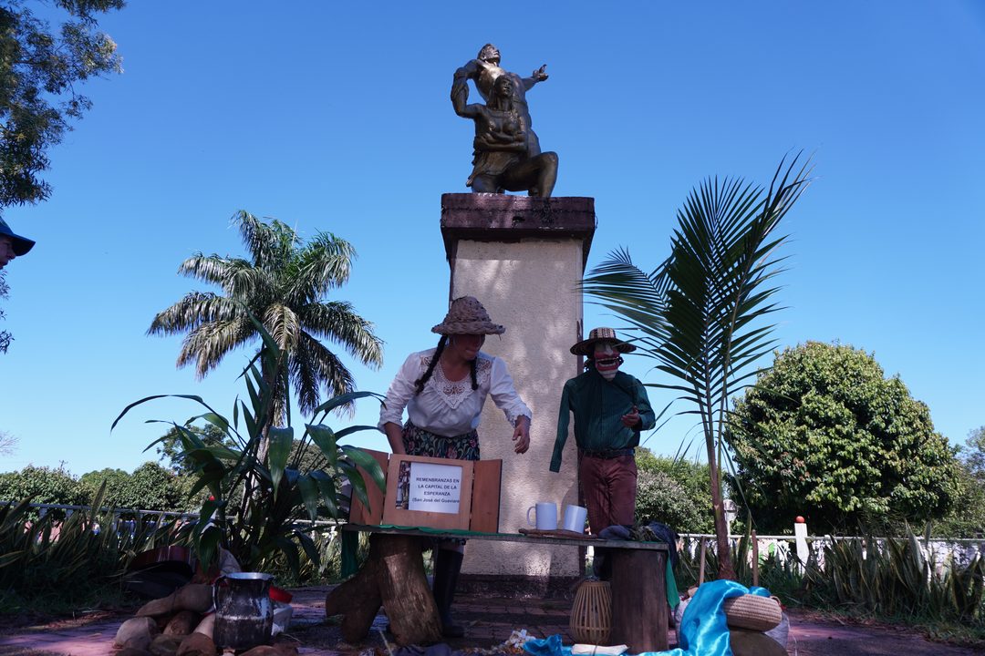 Teatro callejero junto al monumento del parque central