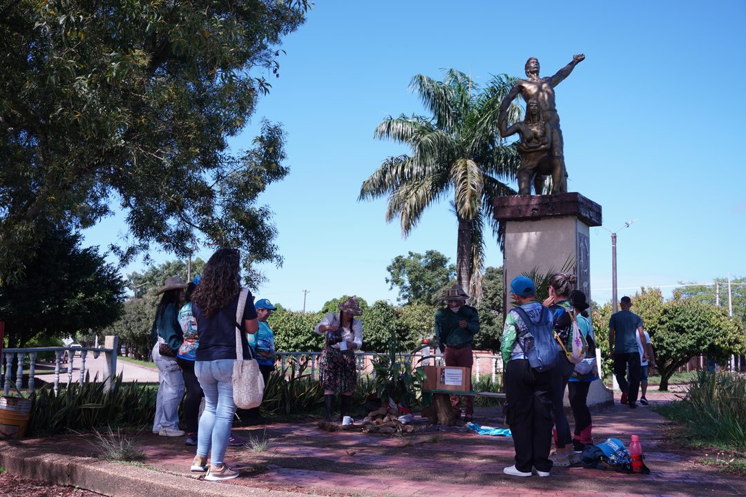 Visitantes recorren el parque central del Guaviare