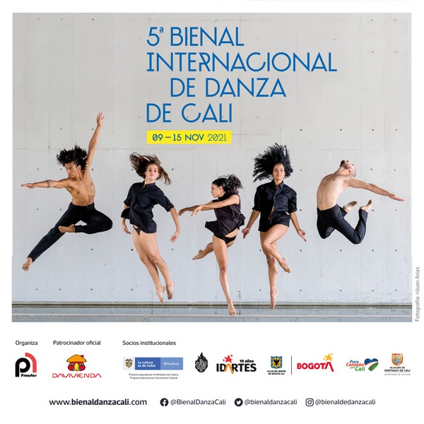 En la imagen se ve a cinco bailarines haciendo varias figuras y otros saltando, así mismo se ven los logos de los patrocinadores