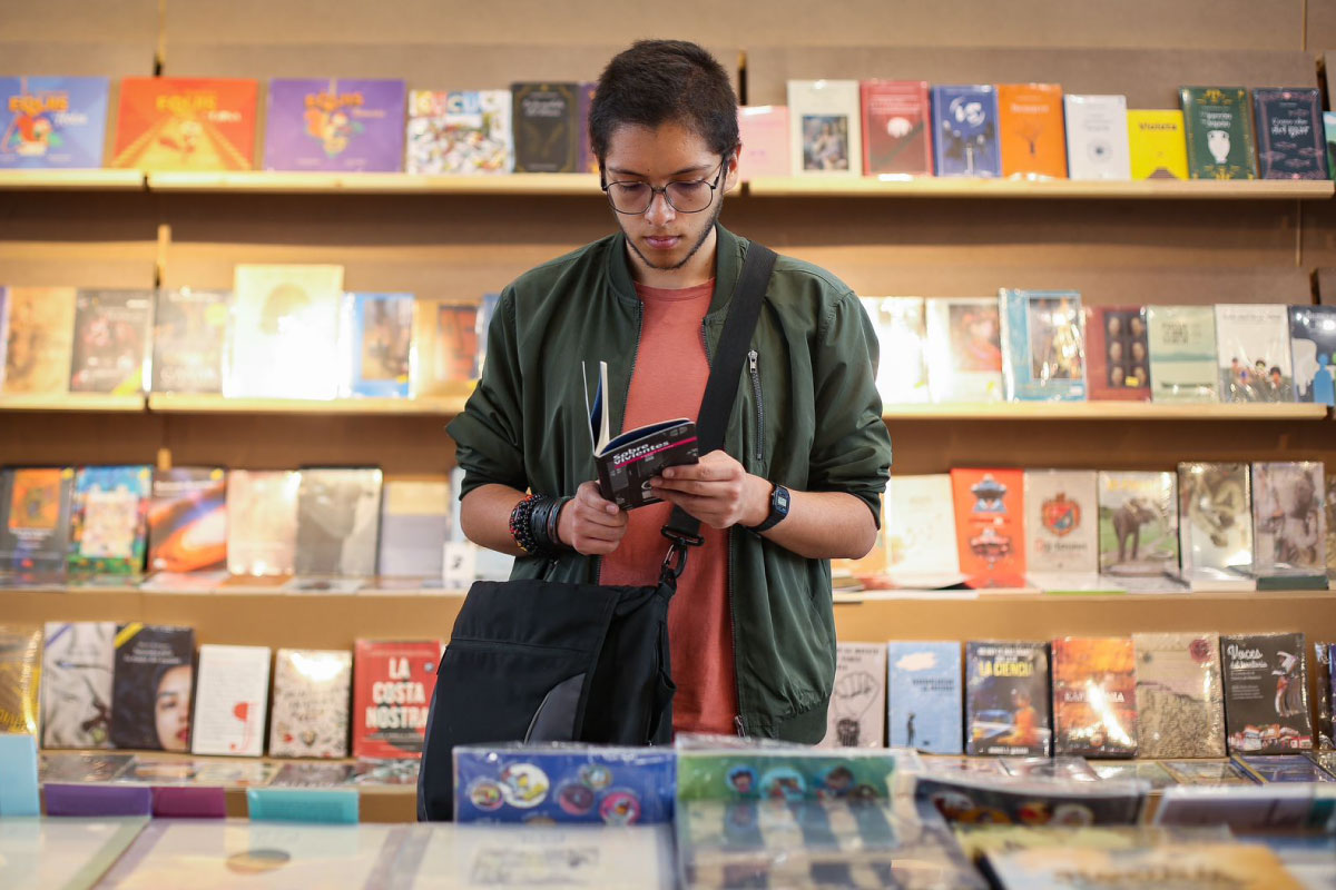 Jóvenes con bonos de lectura