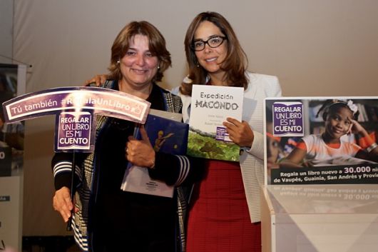 Los colombianos se meten en el cuento de regalar un libro