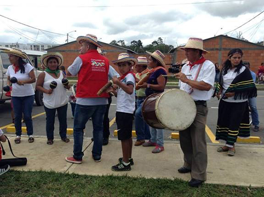 En Popayán una comunidad teje lazos de unión, con música de fondo
