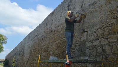 La Escuela Taller de Cartagena interviene grietas en murallas de la Heroica