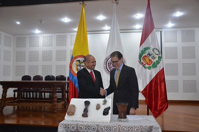Gobierno de Colombia entrega a la Embajada del Perú piezas pertenecientes al patrimonio arqueológico de esa Nación