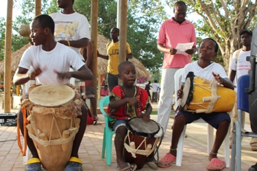 Los niños del Chocó le dan la bienvenida al Teatro Primero de Mayo de Andagoya