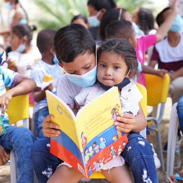Niños leyendo un libro