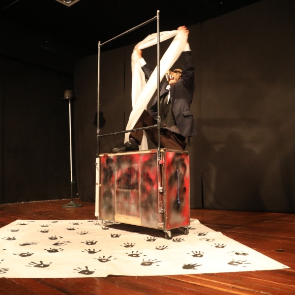 Un artista desarrolla su presentación de magia en una de los espacios consolidados en las ADN