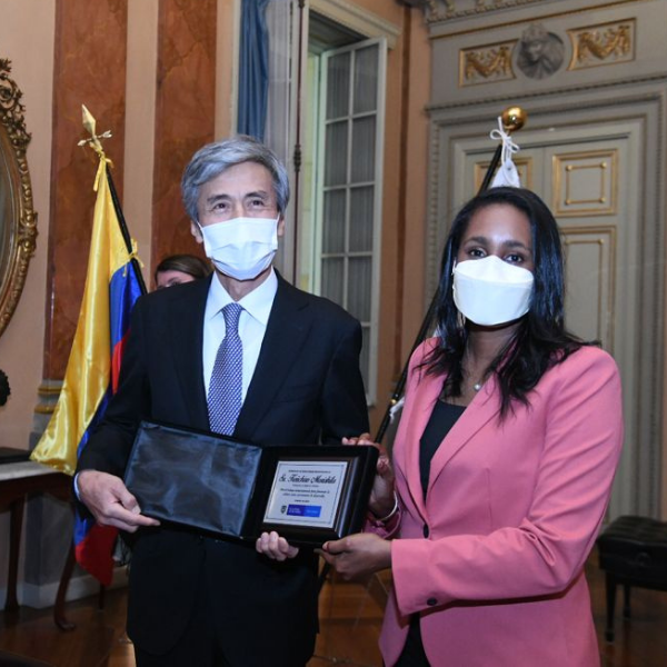 Aparecen en la imagen el Embajador de Japón en Colombia, Keiichiro Morishita y la Ministra de Cultura, Angélica Mayolo