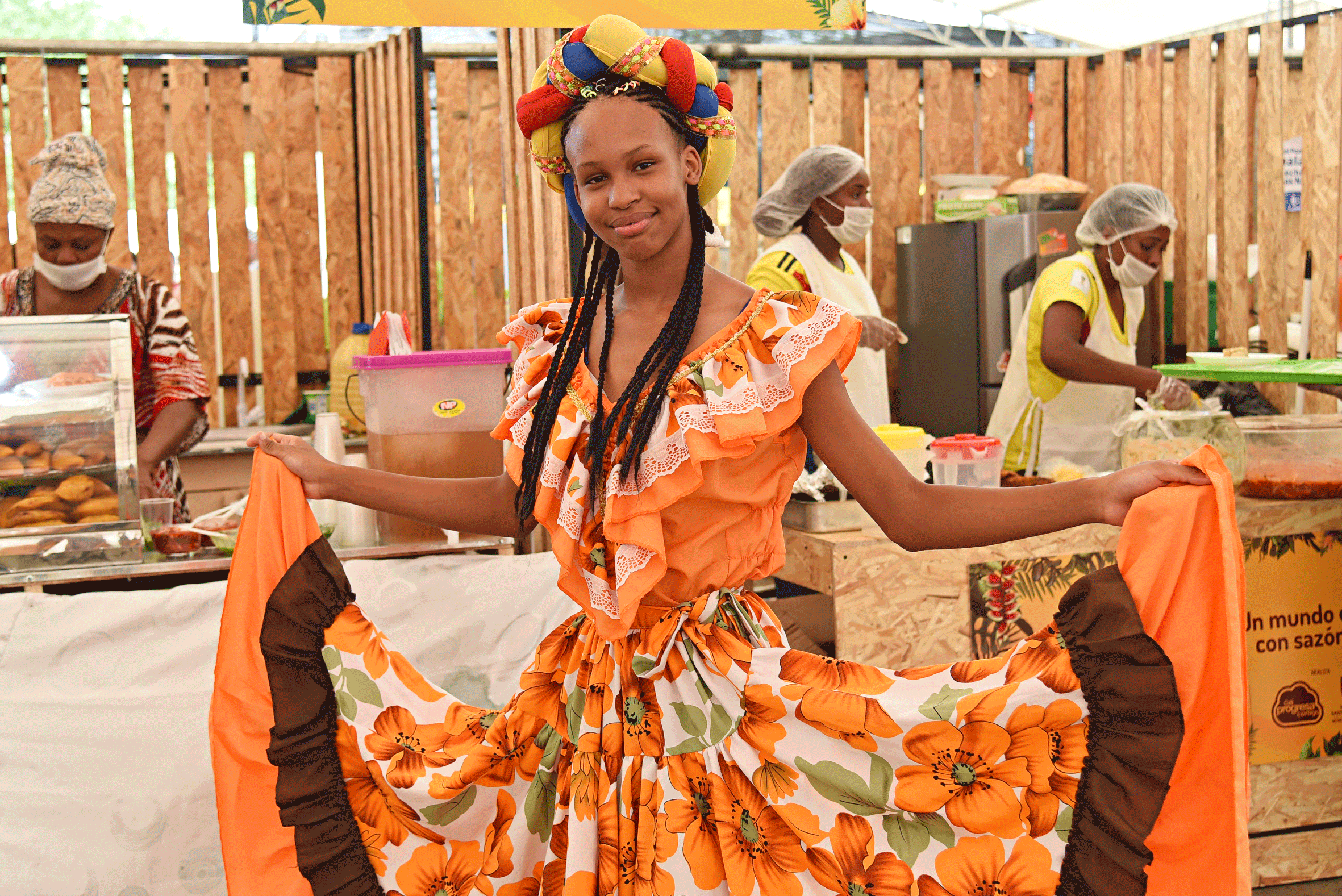 Mujer afro con traje típico