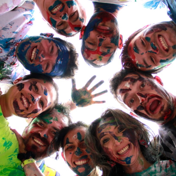 Grupo de personas con la cara pintada de témpera