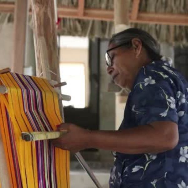 Maestra Olivia Carmona elaborando un tejido en las Escuelas taller
